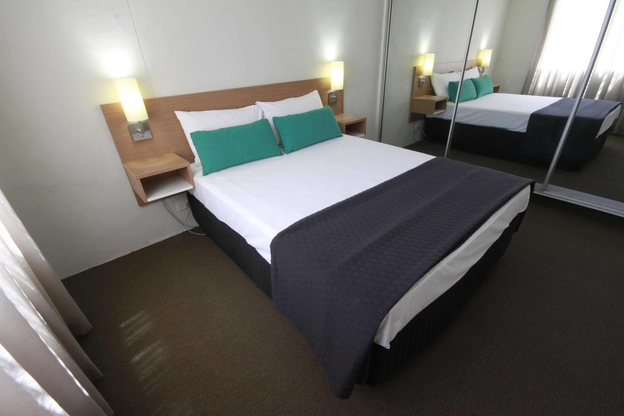 Darcy Arms Hotel Motel Гоулд Коуст Екстериор снимка